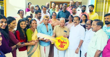 സിപിഐ എം വിദ്യാനഗർ ലോക്കൽകമ്മിറ്റി പാറക്കട്ടയിൽ നിർമിച്ചുനൽകിയ സ്നേഹവീടിന്റെ താക്കോൽ സംസ്ഥാന സെക്രട്ടറിയറ്റംഗം  എം വി ജയരാജൻ  കുടുംബത്തിന് കൈമാറുന്നു