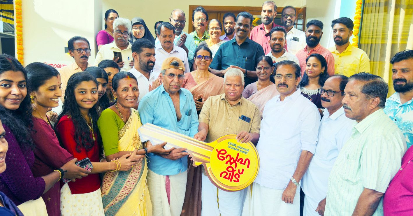 സിപിഐ എം വിദ്യാനഗർ ലോക്കൽകമ്മിറ്റി പാറക്കട്ടയിൽ നിർമിച്ചുനൽകിയ സ്നേഹവീടിന്റെ താക്കോൽ സംസ്ഥാന സെക്രട്ടറിയറ്റംഗം  എം വി ജയരാജൻ  കുടുംബത്തിന് കൈമാറുന്നു