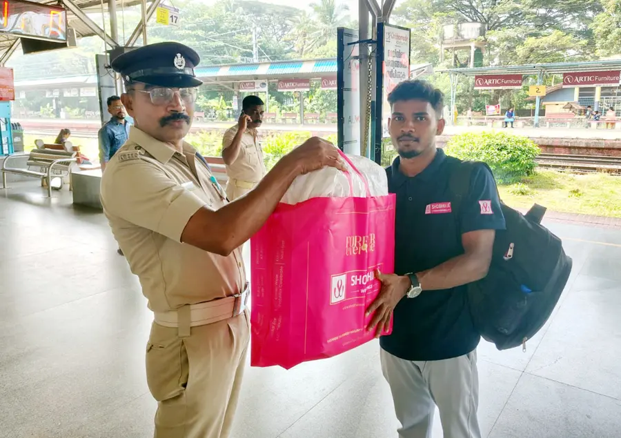 കാഞ്ഞങ്ങാട് റെയില്വേ സ്റ്റേഷന് പ്ലാറ്റ് ഫോമില് കണ്ടെത്തിയ ബാഗുകള് ഹോംഗാര്ഡ് ഉടമസ്ഥനെ ഏല്പ്പിക്കുന്നു