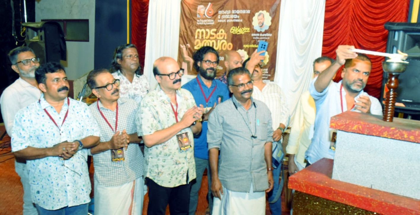 ബേവൂരി സൗഹൃദ വായനശാല  സംഘടിപ്പിക്കുന്ന സംസ്ഥാന നാടകോത്സവത്തിന്  സംവിധായകൻ സെന്ന ഹെഗ്ഡെ കളിവിളക്ക് തെളിക്കുന്നു​