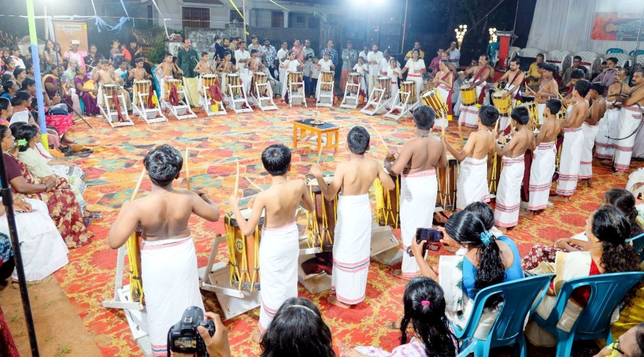 വെള്ളച്ചാൽ സ്വരലയ കലാ കേന്ദ്രത്തിൽ പരിശീലനം നേടിയ കുട്ടികളുടെ പഞ്ചാരിമേളം അരങ്ങേറ്റം