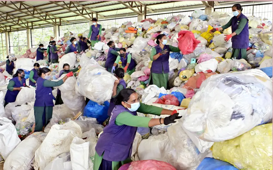 ചെമ്മട്ടംവയലിലെ ആർആർഎഫ് കേന്ദ്രത്തിൽനിന്ന് മാലിന്യം വേർതിരിക്കുന്ന ഹരിതകർമസേനാ പ്രവർത്തകർ.
