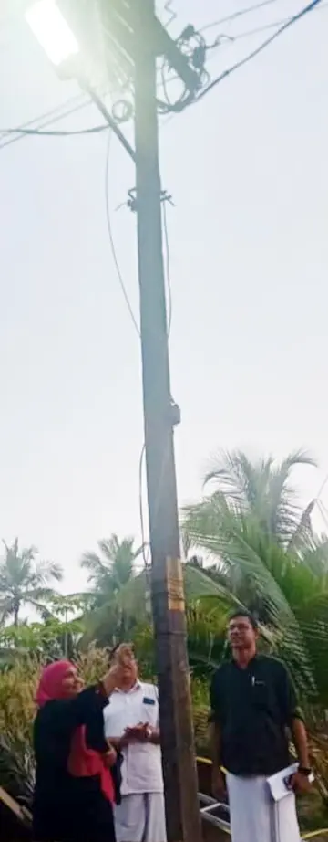 പഞ്ചായത്തംഗം കെ എം ഫരീദാ ബീവിയും ബ്ലോക്ക് പഞ്ചായത്തംഗവും നിലവിലെ യുഡിഎഫ് സ്ഥാനാർഥിയുമായ ടി എസ് നജീബും ചേർന്ന് വെള്ളാപ്പിൽ തെരുവ് വിളക്ക് ഉദ്ഘാടനം ചെയ്യുന്നു