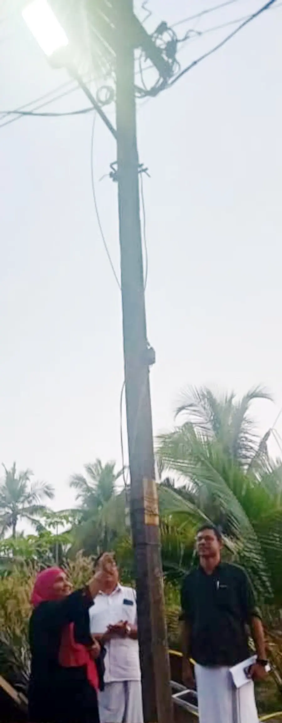 പഞ്ചായത്തംഗം കെ എം ഫരീദാ ബീവിയും ബ്ലോക്ക് പഞ്ചായത്തംഗവും നിലവിലെ യുഡിഎഫ് സ്ഥാനാർഥിയുമായ ടി എസ് നജീബും ചേർന്ന് വെള്ളാപ്പിൽ തെരുവ് വിളക്ക് ഉദ്ഘാടനം ചെയ്യുന്നു