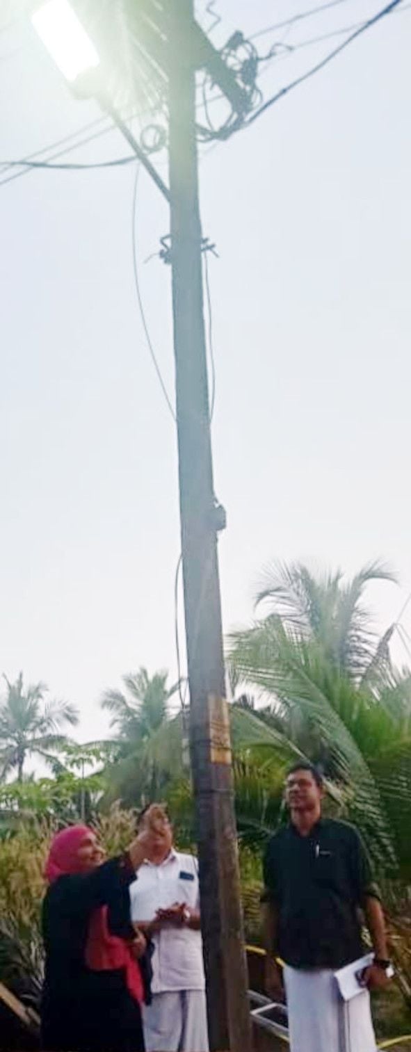 പഞ്ചായത്തംഗം കെ എം ഫരീദാ ബീവിയും ബ്ലോക്ക് പഞ്ചായത്തംഗവും  നിലവിലെ യുഡിഎഫ് സ്ഥാനാർഥിയുമായ ടി എസ് നജീബും ചേർന്ന് വെള്ളാപ്പിൽ തെരുവ് വിളക്ക്‌ ഉദ്ഘാടനം ചെയ്യുന്നു