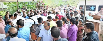 അനീഷ് ജോർജിന്റെ മൃതദേഹം ഏറ്റുകുടുക്കയിലെ വീട്ടിലേക്ക് എത്തിക്കുന്നു