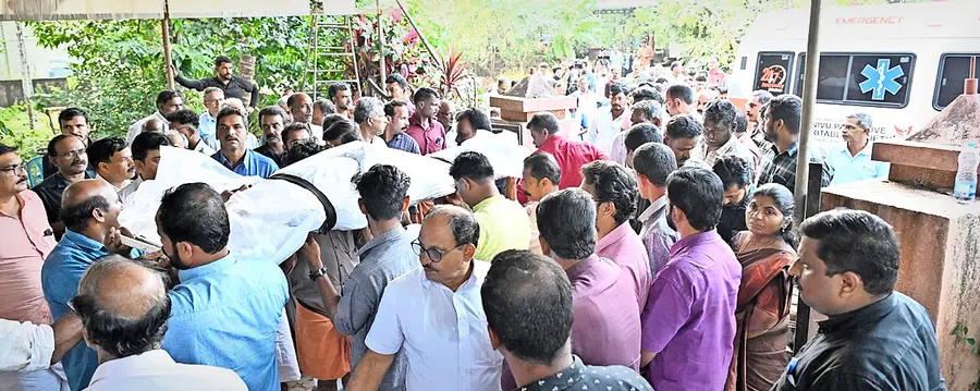 അനീഷ് ജോർജിന്റെ മൃതദേഹം ഏറ്റുകുടുക്കയിലെ വീട്ടിലേക്ക് എത്തിക്കുന്നു