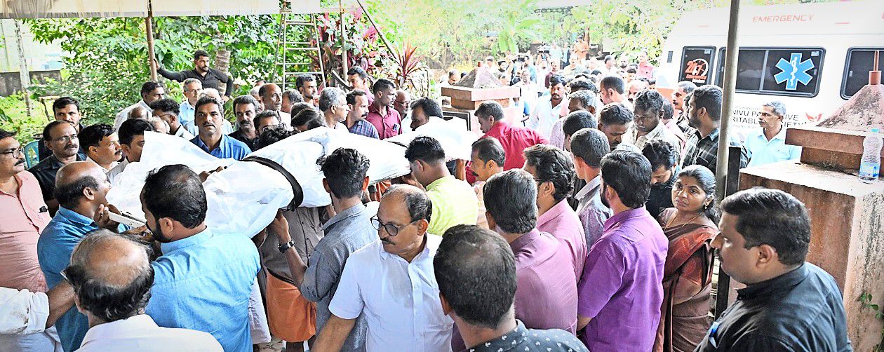 അനീഷ് ജോർജിന്റെ മൃതദേഹം ഏറ്റുകുടുക്കയിലെ വീട്ടിലേക്ക് എത്തിക്കുന്നു