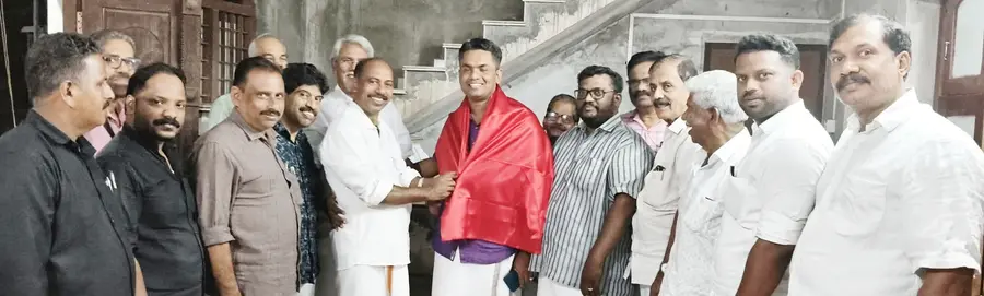 യൂത്ത് ലീഗ് മുൻ ജില്ലാ സെക്രട്ടറി എം എൻ നവാഫിനെ സിപിഐ എം ജില്ലാ കമ്മിറ്റിയംഗം
വി കെ ചന്ദ്രൻ ഷാൾ അണിയിച്ച് സ്വീകരിക്കുന്നു