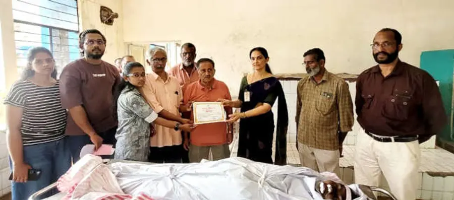 എം വിലാസിനിയുടെ മൃതദേഹം പരിയാരം മെഡിക്കൽ കോളേജിന്‌ കൈമാറിയതിനുള്ള സാക്ഷ്യപത്രം അനാട്ടമി വിഭാഗം മേധാവി ഡോ. ബീനാ നമ്പ്യാർ  കുടുംബാംഗങ്ങൾക്ക് കൈമാറുന്നു