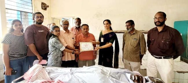 എം വിലാസിനിയുടെ മൃതദേഹം പരിയാരം മെഡിക്കൽ കോളേജിന്‌ കൈമാറിയതിനുള്ള സാക്ഷ്യപത്രം അനാട്ടമി വിഭാഗം മേധാവി ഡോ. ബീനാ നമ്പ്യാർ  കുടുംബാംഗങ്ങൾക്ക് കൈമാറുന്നു