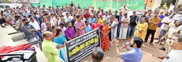 തീവ്ര വോട്ടർപ്പട്ടിക പരിഷ്കരണം (എസ്ഐആർ) മാറ്റിവയ്ക്കണമെന്നും ബിഎൽഒമാരുടെമേൽ അമിതജോലിഭാരം അടിച്ചേൽപ്പിക്കുന്നത് അവസാനിപ്പിക്കണമെന്നും ആവശ്യപ്പെട്ട് അധ്യാപകരും ജീവനക്കാരും മുഖ്യവരണാധികാരിയായ കലക്ടറുടെ ഓഫീസിലേക്ക് നടത്തിയ മാർച്ച് എം വി ശശിധരൻ ഉദ്ഘാടനംചെയ്യുന്നു