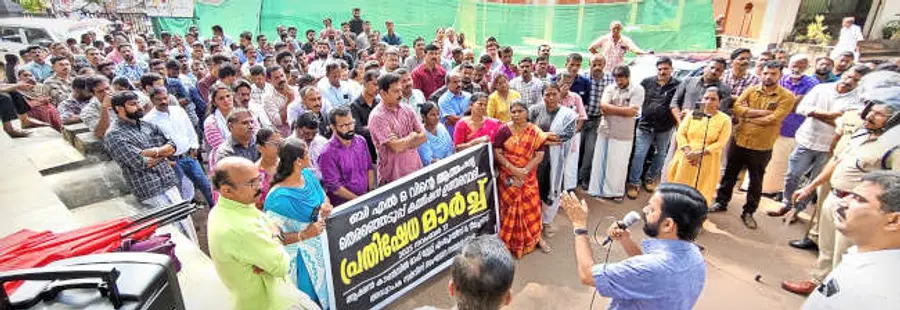 തീവ്ര വോട്ടർപ്പട്ടിക പരിഷ്കരണം (എസ്‌ഐആർ) മാറ്റിവയ്‌ക്കണമെന്നും ബിഎൽഒമാരുടെമേൽ അമിതജോലിഭാരം അടിച്ചേൽപ്പിക്കുന്നത്‌ അവസാനിപ്പിക്കണമെന്നും ആവശ്യപ്പെട്ട്‌ അധ്യാപകരും  ജീവനക്കാരും മുഖ്യവരണാധികാരിയായ കലക്ടറുടെ  ഓഫീസിലേക്ക്‌ നടത്തിയ മാർച്ച്‌  എം വി ശശിധരൻ ഉദ്ഘാടനംചെയ്യുന്നു