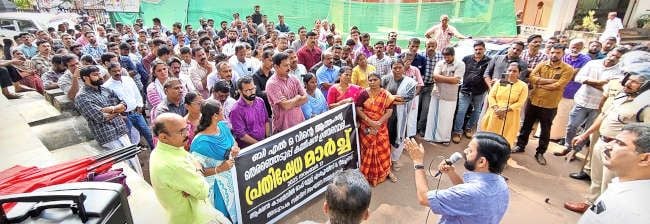 തീവ്ര വോട്ടർപ്പട്ടിക പരിഷ്കരണം (എസ്‌ഐആർ) മാറ്റിവയ്‌ക്കണമെന്നും ബിഎൽഒമാരുടെമേൽ അമിതജോലിഭാരം അടിച്ചേൽപ്പിക്കുന്നത്‌ അവസാനിപ്പിക്കണമെന്നും ആവശ്യപ്പെട്ട്‌ അധ്യാപകരും  ജീവനക്കാരും മുഖ്യവരണാധികാരിയായ കലക്ടറുടെ  ഓഫീസിലേക്ക്‌ നടത്തിയ മാർച്ച്‌  എം വി ശശിധരൻ ഉദ്ഘാടനംചെയ്യുന്നു