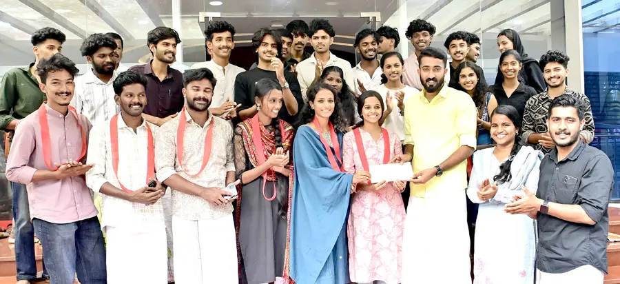 തദ്ദേശ തെരഞ്ഞെടുപ്പിൽ മത്സരിക്കുന്ന എസ്‌എഫ്‌ഐ പ്രവർത്തകരായ കവിത കൃഷ്‌ണൻ, പി കെ മഞ്‌ജിഷ, മുഹമ്മദ്‌ അദ്നാൻ,  എം അനുരാജ്‌, മധുരാജ്‌, എ ശരണ്യ, കെ സ്‌നേഹ എന്നിവർക്ക്‌ കേന്ദ്ര കമ്മിറ്റി അംഗം ബിപിൻരാജ്‌ പായം കെട്ടിവയ്‌ക്കാനുള്ള തുക കൈമാറുന്നു