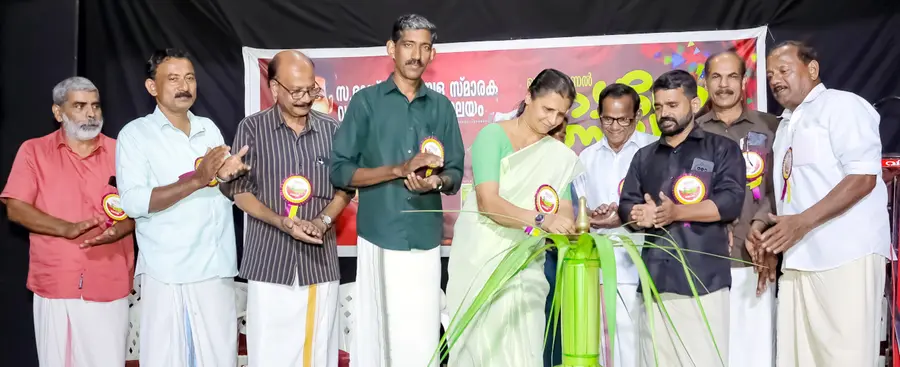 ഉമിച്ചി സംസ്ഥാന പ്രൊഫഷണൽ നാടകോത്സവം പഞ്ചായത്ത് പ്രസിഡന്റ് എസ് പ്രീത ഉദ്ഘാടനം ചെയ്യുന്നു