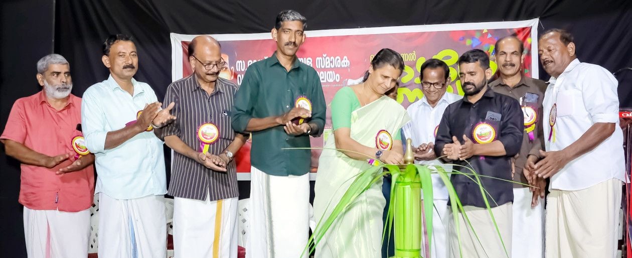 ഉമിച്ചി സംസ്ഥാന പ്രൊഫഷണൽ നാടകോത്സവം പഞ്ചായത്ത് പ്രസിഡന്റ്‌ എസ് പ്രീത ഉദ്ഘാടനം ചെയ്യുന്നു