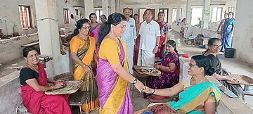 ജില്ലാപഞ്ചായത്ത്‌ കരിവെള്ളൂർ ഡിവിഷനിൽനിന്ന്‌ മത്സരിക്കുന്ന എൽഡിഎഫ് സ്ഥാനാർഥി എ വി ലേജു  കരിവെള്ളൂർ ദിനേശ് ബീഡി  ബ്രാഞ്ചിൽ എത്തിയപ്പോൾ