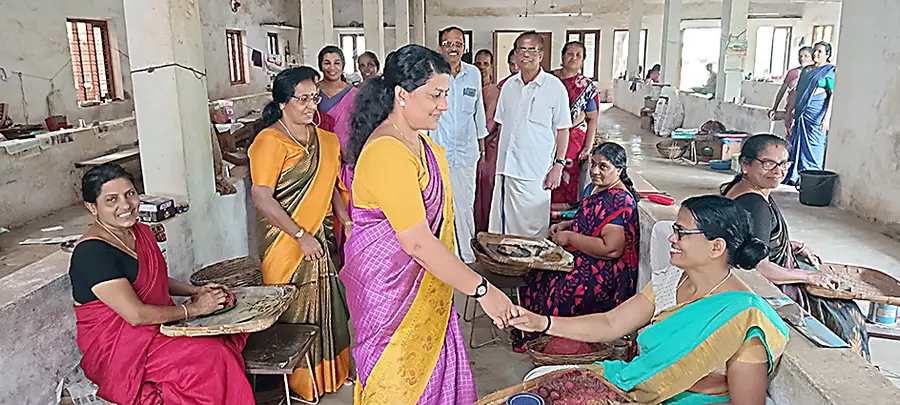 ജില്ലാപഞ്ചായത്ത് കരിവെള്ളൂർ ഡിവിഷനിൽനിന്ന് മത്സരിക്കുന്ന എൽഡിഎഫ് സ്ഥാനാർഥി എ വി ലേജു കരിവെള്ളൂർ ദിനേശ് ബീഡി ബ്രാഞ്ചിൽ എത്തിയപ്പോൾ