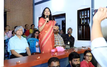 പിലിക്കോട് വയലിൽ ജില്ലാ മെഡിക്കൽ ഓഫീസും ഓലാട്ട് കുടുംബാരോഗ്യ
കേന്ദ്രവും സംഘടിപ്പിച്ച കോലായക്കൂട്ടത്തിൽ കേന്ദ്ര ശിശു ആരോഗ്യ
വിഭാഗം ഡെപ്യൂട്ടി കമീഷണർ ഡോ. ശോഭന ഗുപ്ത സംസാരിക്കുന്നു.