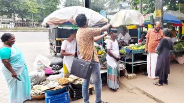 കാഞ്ഞങ്ങാട്‌ നഗരസഭാ എൽഡിഎഫ്‌ സ്ഥാനാർഥി വി വി രമേശൻ  റീൽസ്‌ ചിത്രീകരണത്തിനിടെ
