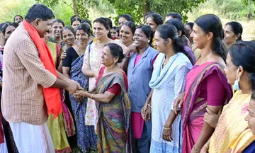 ജില്ലാ പഞ്ചായത്ത്  കുറ്റിക്കോൽ ഡിവിഷൻ എൽഡിഎഫ് സ്ഥാനാർഥി സാബു അബ്രഹാം  കുറ്റിക്കോലിൽ വോട്ടർമാർക്കിടയിൽ​