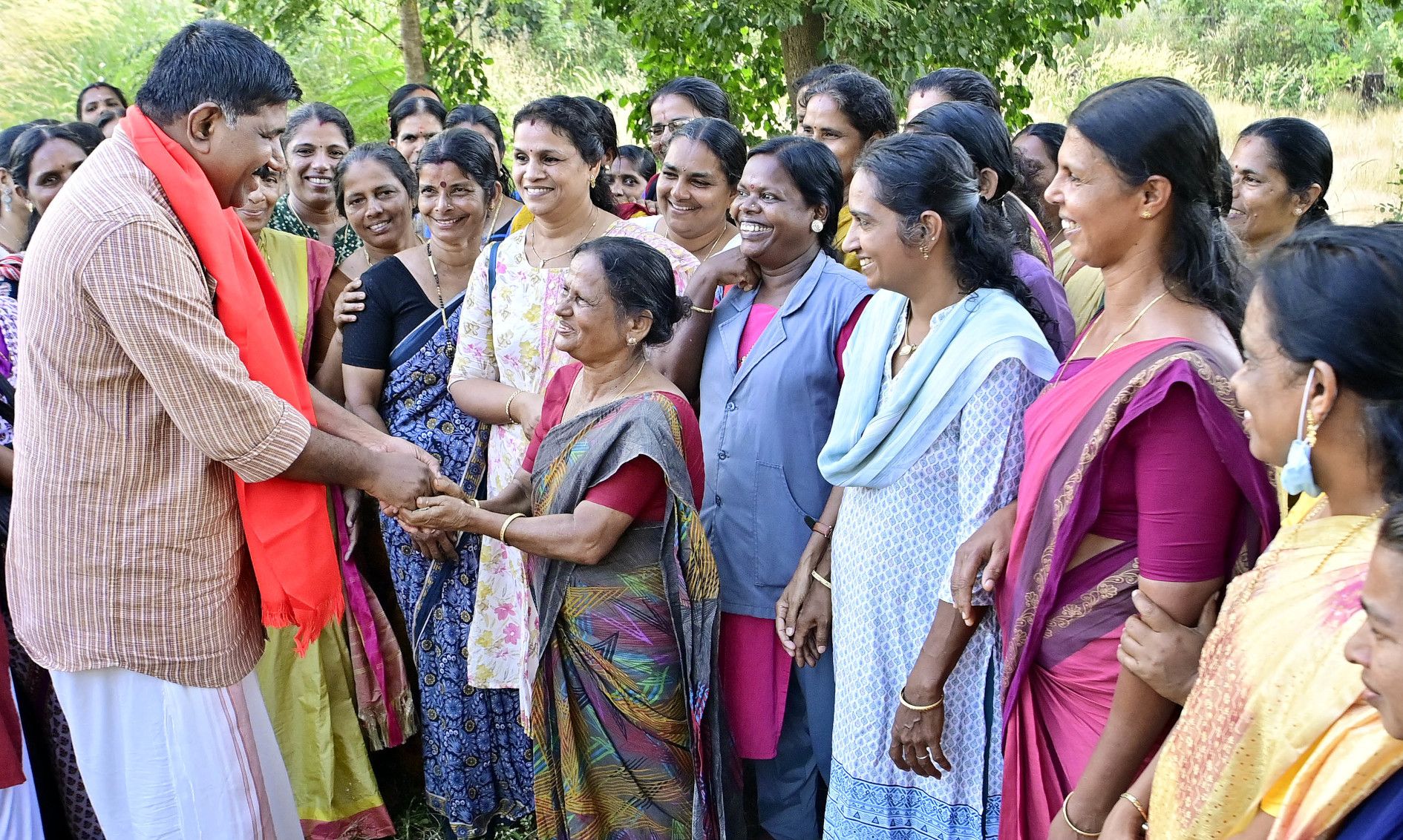 ജില്ലാ പഞ്ചായത്ത്  കുറ്റിക്കോൽ ഡിവിഷൻ എൽഡിഎഫ് സ്ഥാനാർഥി സാബു അബ്രഹാം  കുറ്റിക്കോലിൽ വോട്ടർമാർക്കിടയിൽ​