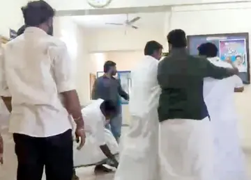 കാസർകോട് ഡിസിസി ഓഫീസിൽ സീറ്റ് വിഭജന ചർച്ചക്കിടെ കോൺഗ്രസ് നേതാക്കൾ കൂട്ടത്തല്ലിൽ (വീഡിയോ ദൃശ്യത്തിൽനിന്ന്)