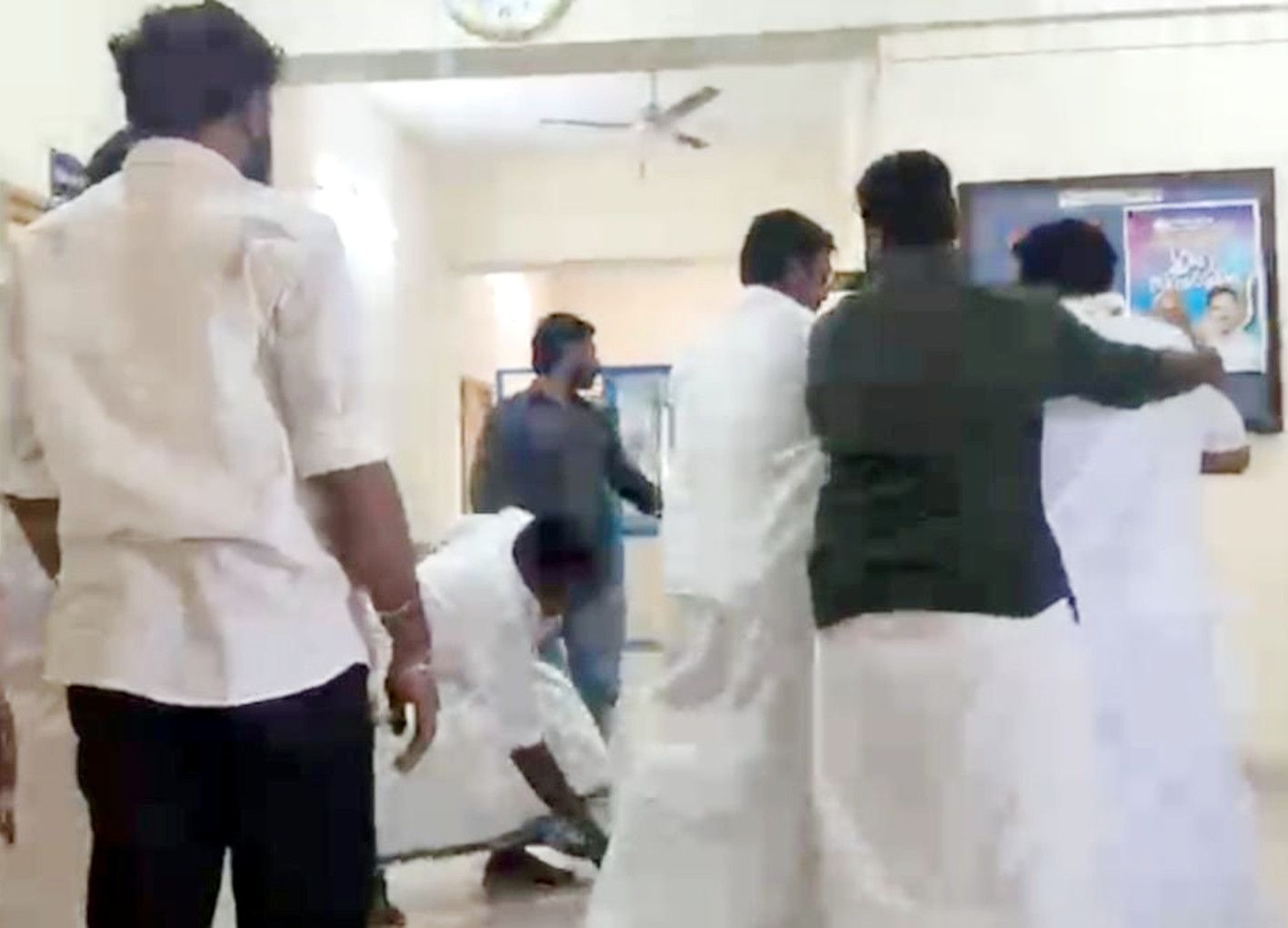 കാസർകോട്‌ ഡിസിസി ഓഫീസിൽ  സീറ്റ്‌ വിഭജന ചർച്ചക്കിടെ കോൺഗ്രസ്‌ നേതാക്കൾ കൂട്ടത്തല്ലിൽ (വീഡിയോ ദൃശ്യത്തിൽനിന്ന്)