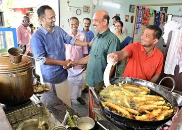 ജില്ലാ പഞ്ചായത്ത് മടിക്കൈ ഡിവിഷൻ എൽഡിഎഫ് സ്ഥാനാർഥി കെ സബീഷ് മടിക്കൈ കാലിച്ചാംപൊതിയിലെ ഹോട്ടലിൽ വോട്ടർമാർക്കിടയിൽ