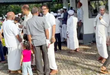 ജില്ലാപഞ്ചായത്ത് കുന്പള ഡിവിഷൻ എൽഡിഎഫ് സ്ഥാനാർഥി കെ ബി യൂസുഫ് താഴെ കൊടിയമ്മ ജുമാ മസ്ജിദിൽ സ്വലാത്ത് വാർഷികത്തിനെത്തിയ വോട്ടർമാരെ കാണുന്നു