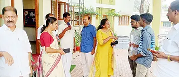 എൽഡിഎഫ്‌ സ്ഥാനാർഥി ബോബി എണ്ണച്ചേരിയിൽ അങ്ങാടിക്കടവ്‌ ഡോൺ ബോസ്കോ കോളേജ്‌ ക്യാന്പസിൽ എത്തിയപ്പോൾ