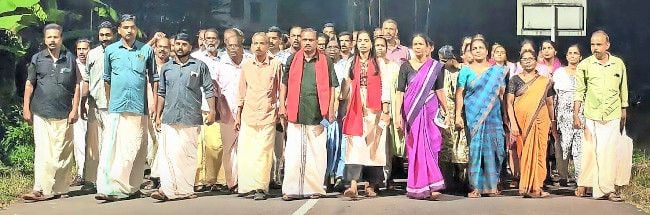 എല്‍ഡിഎഫ് എതിരില്ലാതെ വിജയിച്ച മലപ്പട്ടം പഞ്ചായത്തിലെ അടുവാപ്പുറത്ത് നടന്ന ആഹ്ലാദപ്രകടനം