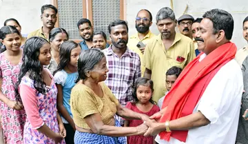 ജില്ലാ പഞ്ചായത്ത്‌ കയ്യൂർ ഡിവിഷൻ എൽഡിഎഫ്‌  സ്ഥാനാർഥി ഒക്ലാവ് കൃഷ്ണനെ ചാനടുക്കം പായത്തെ പാറുവമ്മ സ്വീകരിക്കുന്നു