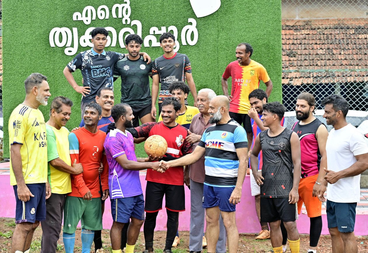 ജില്ലാ പഞ്ചായത്ത് പിലിക്കോട് ഡിവിഷൻ എൽഡിഎഫ് സ്ഥാനാർഥി എം മനു തൃക്കരിപ്പൂർ ഗവ. വൊക്കേഷണൽ ഹയർ സെക്കൻഡറി മിനി സ്റ്റേഡിയത്തിൽ ഫുട്‌ബോൾ പരിശീലനത്തിനിടെ കളിക്കാരോടൊപ്പം