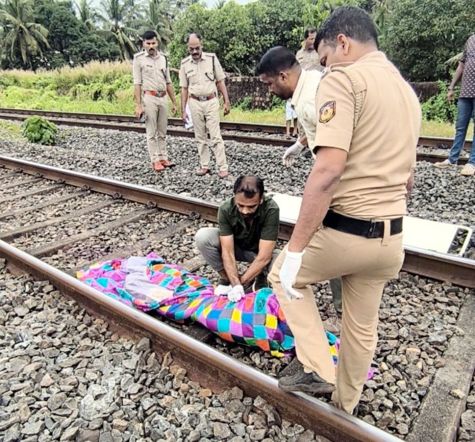 കാഞ്ഞങ്ങാട്‌ മാണിക്കോത്ത്‌  ട്രെയിൻതട്ടി ചിതറിയ സ്‌ത്രീയുടെ മൃതശരീരം പെറുക്കിക്കൂട്ടുന്ന സലാം കേരള