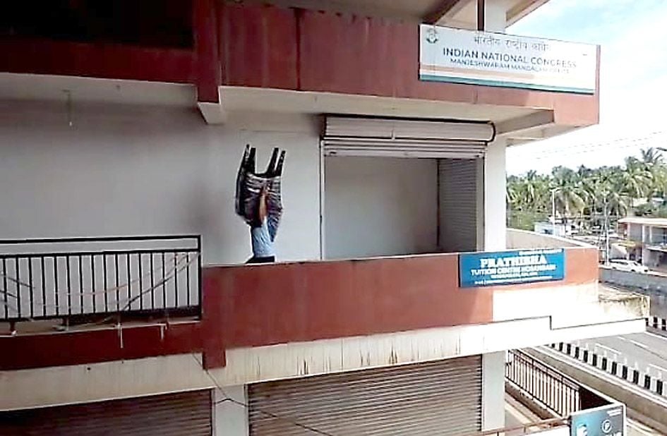 ഹൊസങ്കടിയിലെ കോൺഗ്രസ്‌ മഞ്ചേശ്വരം മണ്ഡലം കമ്മിറ്റി ഓഫീസിലെ ഫർണിച്ചറുകൾ  പ്രവർത്തകർ പുറത്തേക്ക്‌ മാറ്റുന്നു