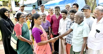 ജില്ലാ പഞ്ചായത്ത് ദേലംപാടി ഡിവിഷൻ എൽഡിഎഫ് സ്ഥാനാർഥി ഒ വത്സല ബെള്ളൂർ പഞ്ചായത്തിലെ നെട്ടണിഗെ  കോടിയടുക്ക ഉന്നതിയിലെ വോട്ടർമാർക്കൊപ്പം