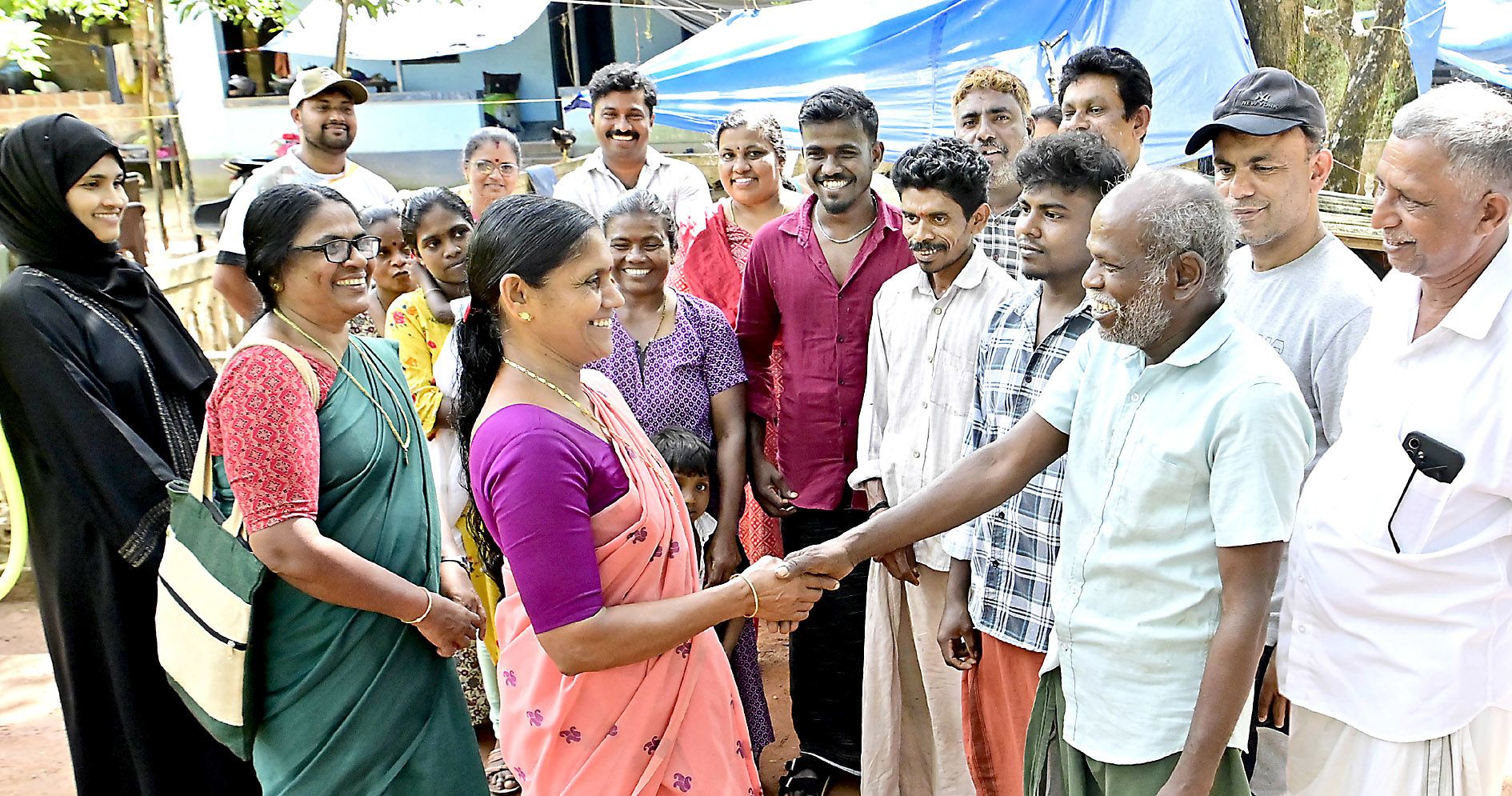 ജില്ലാ പഞ്ചായത്ത് ദേലംപാടി ഡിവിഷൻ എൽഡിഎഫ് സ്ഥാനാർഥി ഒ വത്സല ബെള്ളൂർ പഞ്ചായത്തിലെ നെട്ടണിഗെ  കോടിയടുക്ക ഉന്നതിയിലെ വോട്ടർമാർക്കൊപ്പം