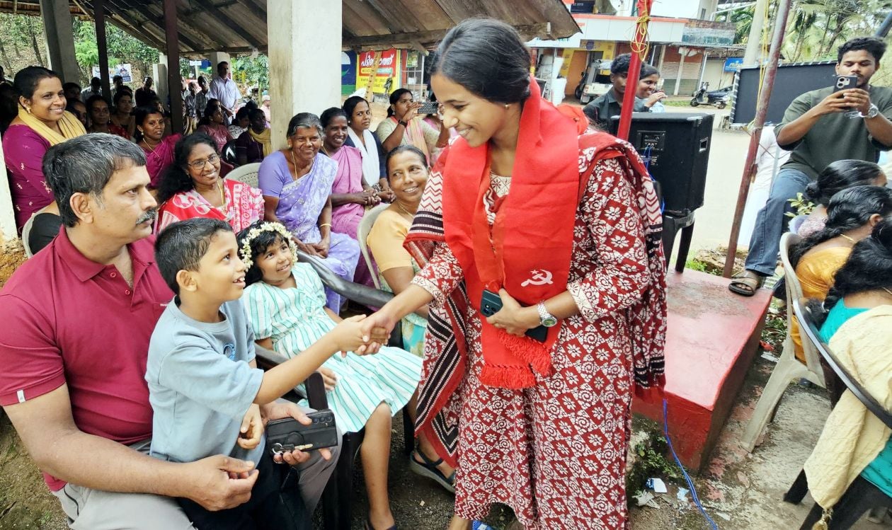 ജില്ലാ പഞ്ചായത്ത് ചിറ്റാരിക്കാൽ ഡിവിഷൻ എൽഡിഎഫ് സ്ഥാനാർഥി കവിത കൃഷ്ണൻ മൗക്കോട് എത്തിയപ്പോൾ