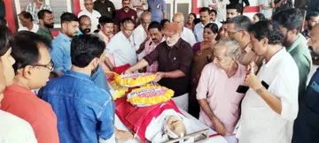 സിപിഐ എം നേതാവ്‌ വി സുധാകരന്റെ മൃതദേഹത്തിൽ സിപിഐ എം ജില്ലാ സെക്രട്ടറി എം രാജഗോപാലൻ എംഎൽഎ പുഷ്പചക്രം അർപ്പിക്കുന്നു