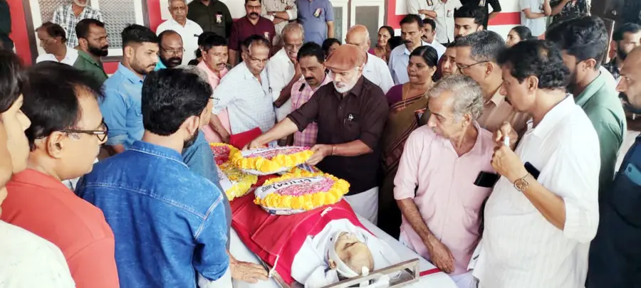 സിപിഐ എം നേതാവ്‌ വി സുധാകരന്റെ മൃതദേഹത്തിൽ സിപിഐ എം ജില്ലാ സെക്രട്ടറി എം രാജഗോപാലൻ എംഎൽഎ പുഷ്പചക്രം അർപ്പിക്കുന്നു