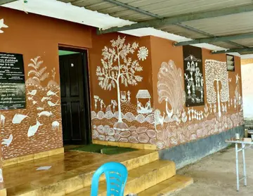 ചോക്കും കരിക്കട്ടയും ഉപയോഗിച്ച്‌ വിദ്യാർഥികൾ മനോഹരമാക്കിയ  പെരിയ ഗവ. ഹയർ സെക്കൻഡറി സ്കൂൾ ചുവരുകൾ