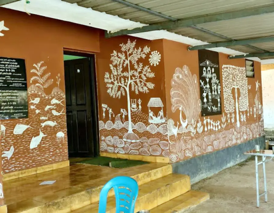 ചോക്കും കരിക്കട്ടയും ഉപയോഗിച്ച്‌ വിദ്യാർഥികൾ മനോഹരമാക്കിയ  പെരിയ ഗവ. ഹയർ സെക്കൻഡറി സ്കൂൾ ചുവരുകൾ