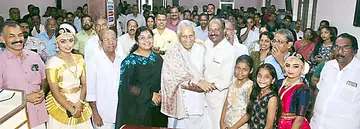 ജില്ലാ പഞ്ചായത്ത്​ എൽഡിഎഫ്​ സ്ഥാനാർഥി നവ്യ സുരേഷ്​ പ്രചാരണത്തിനിടെ 