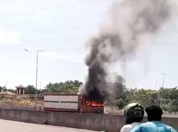പെരിയ കേന്ദ്ര സര്വകലാശാലക്ക് സമീപം മീന് കയറ്റി പോകുകയായിരുന്ന
ലോറിക്ക് തീപിടിച്ചപ്പോള്