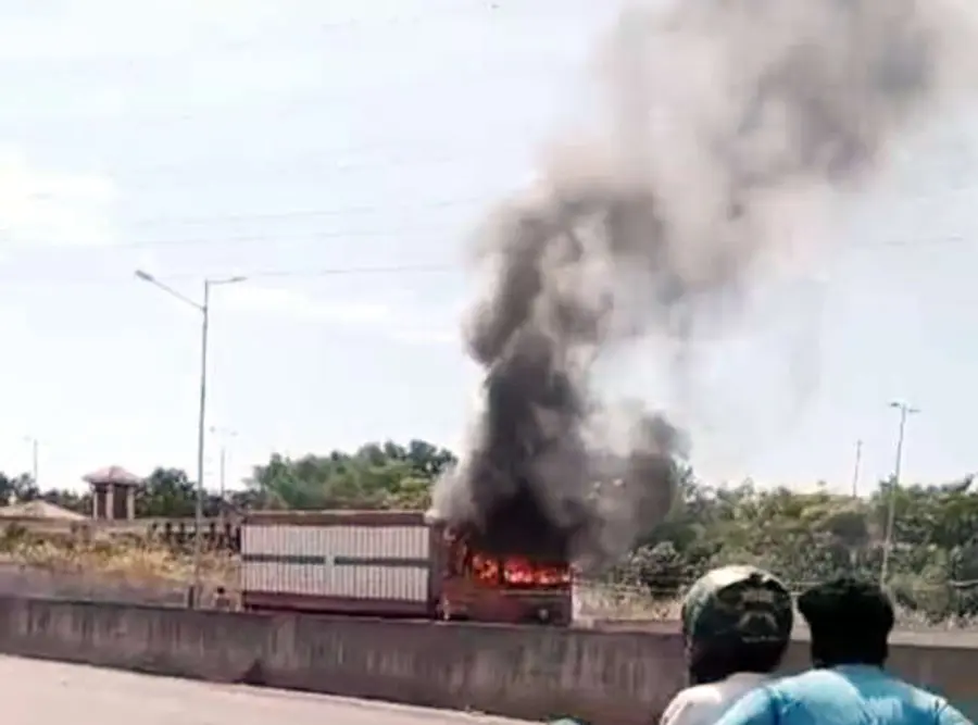 പെരിയ കേന്ദ്ര സര്‍വകലാശാലക്ക് സമീപം മീന്‍ കയറ്റി പോകുകയായിരുന്ന ലോറിക്ക് തീപിടിച്ചപ്പോള്‍