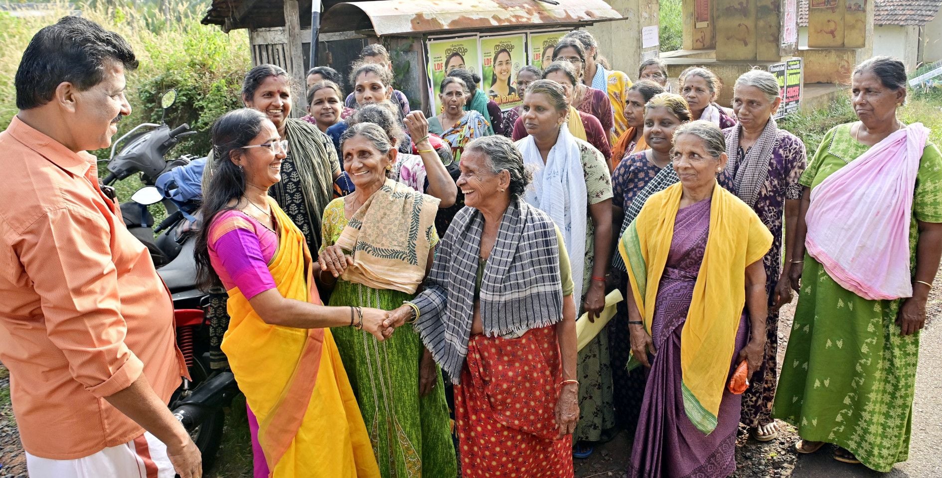 ജില്ലാപഞ്ചായത്ത്‌ ബേക്കൽ ഡിവിഷൻ എൽഡിഎഫ്‌ സ്ഥാനാർഥി ടി വി രാധിക  മുതിയക്കാലിലെ  തൊഴിലുറപ്പ് തൊഴിലാളികൾക്കൊപ്പം 