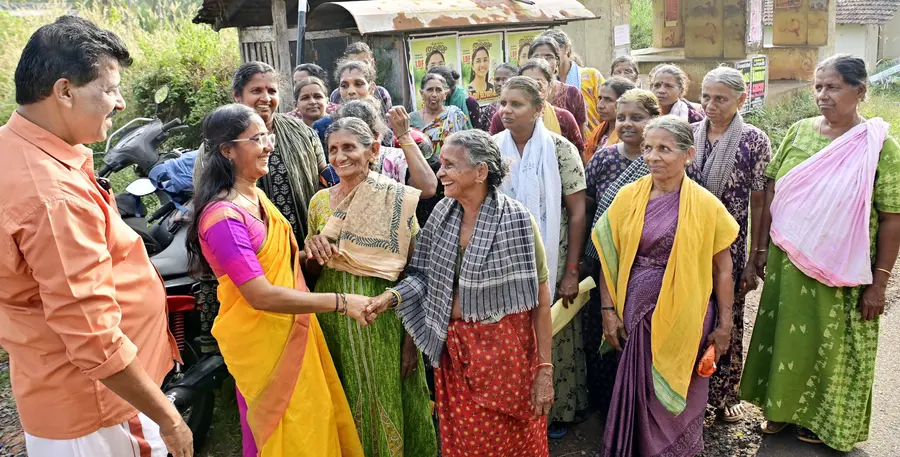 ജില്ലാപഞ്ചായത്ത്‌ ബേക്കൽ ഡിവിഷൻ എൽഡിഎഫ്‌ സ്ഥാനാർഥി ടി വി രാധിക  മുതിയക്കാലിലെ  തൊഴിലുറപ്പ് തൊഴിലാളികൾക്കൊപ്പം 