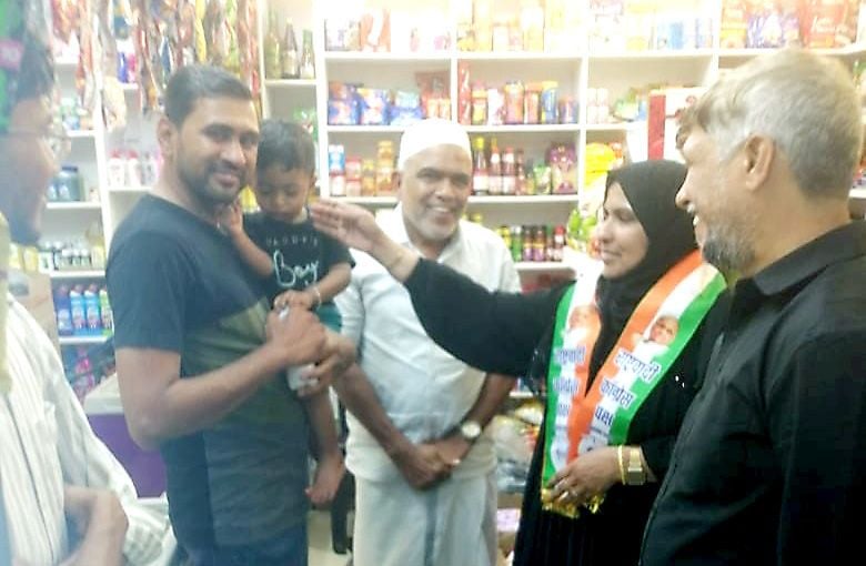 ജില്ലാപഞ്ചായത്ത്‌ മഞ്ചേശ്വരം ഡിവിഷൻ എൽഡിഎഫ്‌ സ്ഥാനാർഥി ഖദീജ മൊഗ്രാൽ ഹൊസങ്കടിയിലെ  കടയിലെത്തി വോട്ടർമാരെ കാണുന്നു